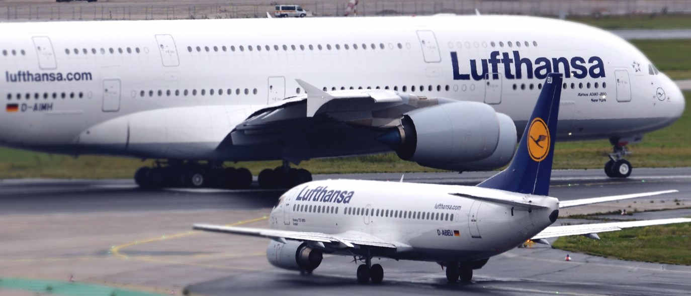 Гигант Airbus A380 и Boeing 737. airbus a380 vs boeing 737. 